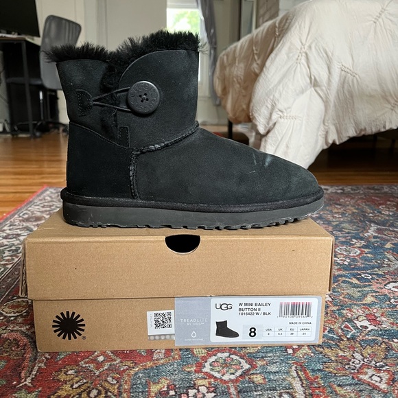 UGG Mini Bailey Button II Black, size 8 - Picture 4 of 8